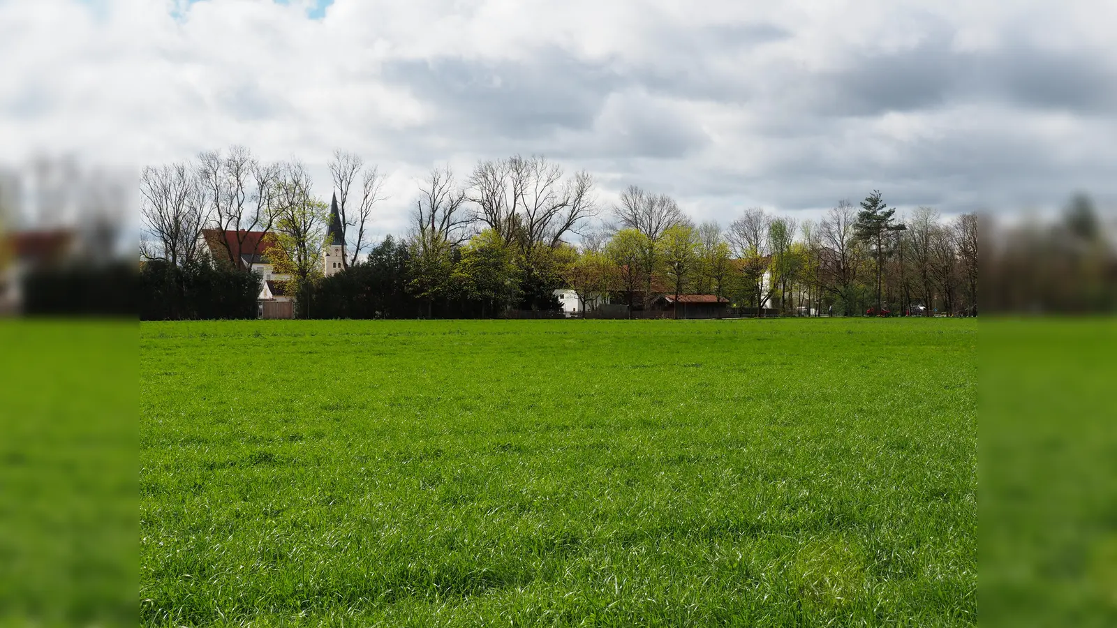 1.400 Bürger haben sich gegen eine Bebauung weiterer Flächen am Hachinger Bach und an der Dorfstraße ausgesprochen. Der Gemeinderat hat mehrheitlich die Bürgerbegehren abgelehnt. Die Anwälte gaben ihnen Recht. (Foto: Schöber)