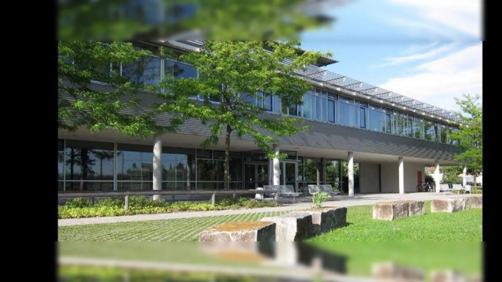 Das Schulgebäude in der Bergsonstraße 109. (Foto: FOS München-West)