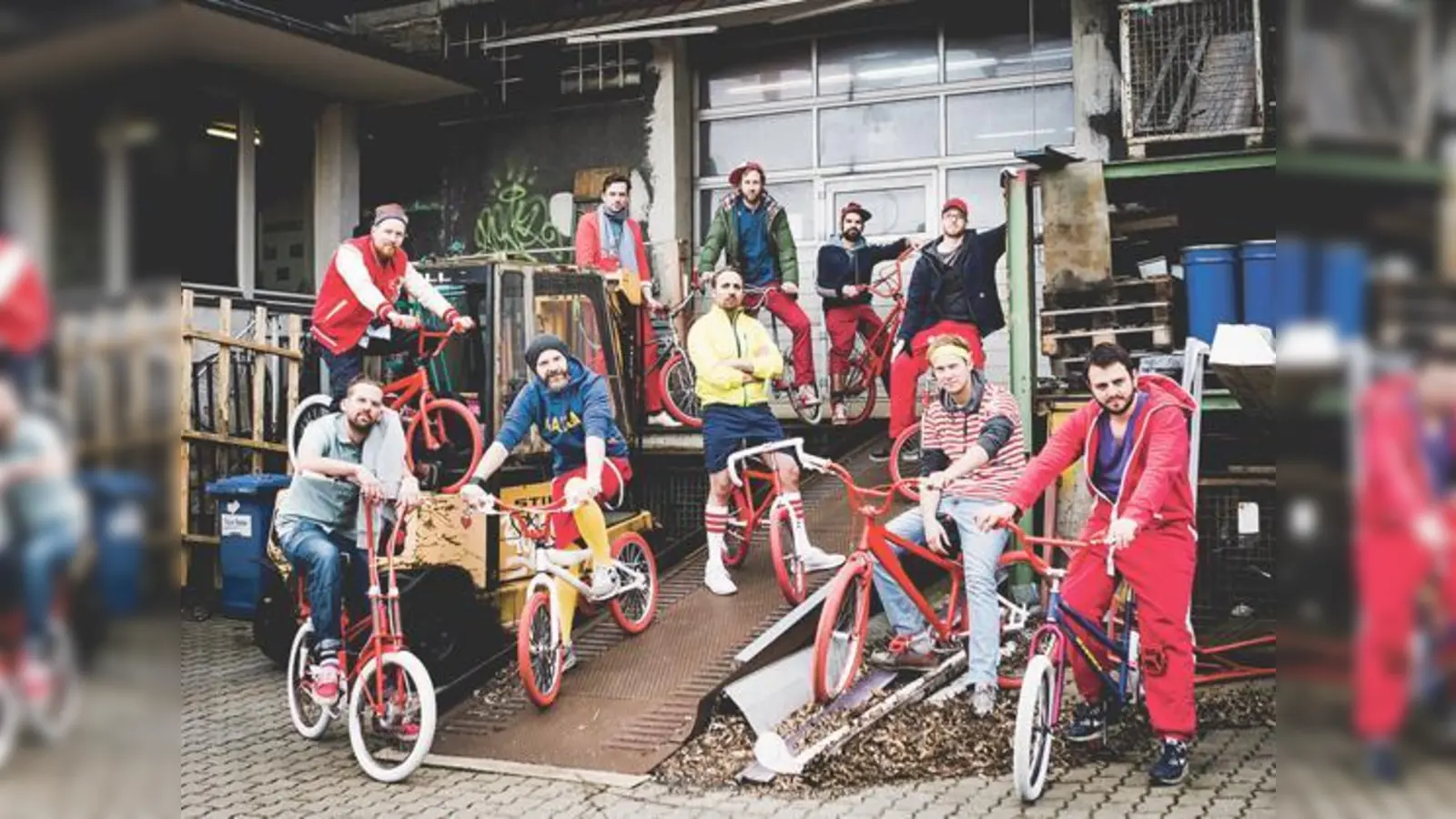 Die 10 köpfige Hip Hop-Marching-Brass-Band Moop Mama kommt mit neuem Album nach Landshut.	 (Foto: VA)
