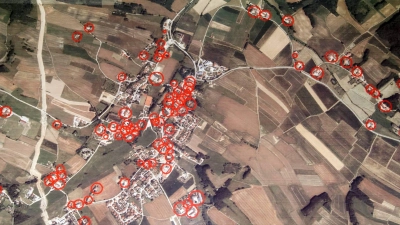 Vor 50 Jahren gab es im kleinen Ort Rudelzhausen noch 100 Landwirte (rote Kreise) mit Viehhaltung, Ställen und Misthaufen. Heute sind es noch drei - und fast alle Vögel sind verschwunden. (Foto: Privat)