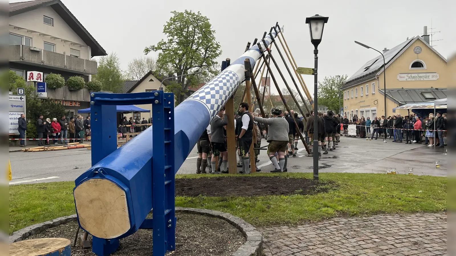 Viele Schaulustige begleiteten im Jahr 2022 das Aufstellen der Putzbrunner Maibaums. (Foto: hw)
