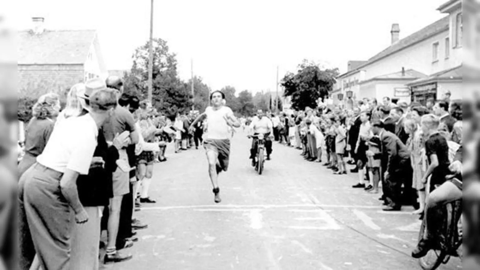 In den 50er-Jahren diente die Hauptstraße in Neubiberg auch mal dem sportlichen Wettstreit.	 (Foto: Gemeinde-Archiv)