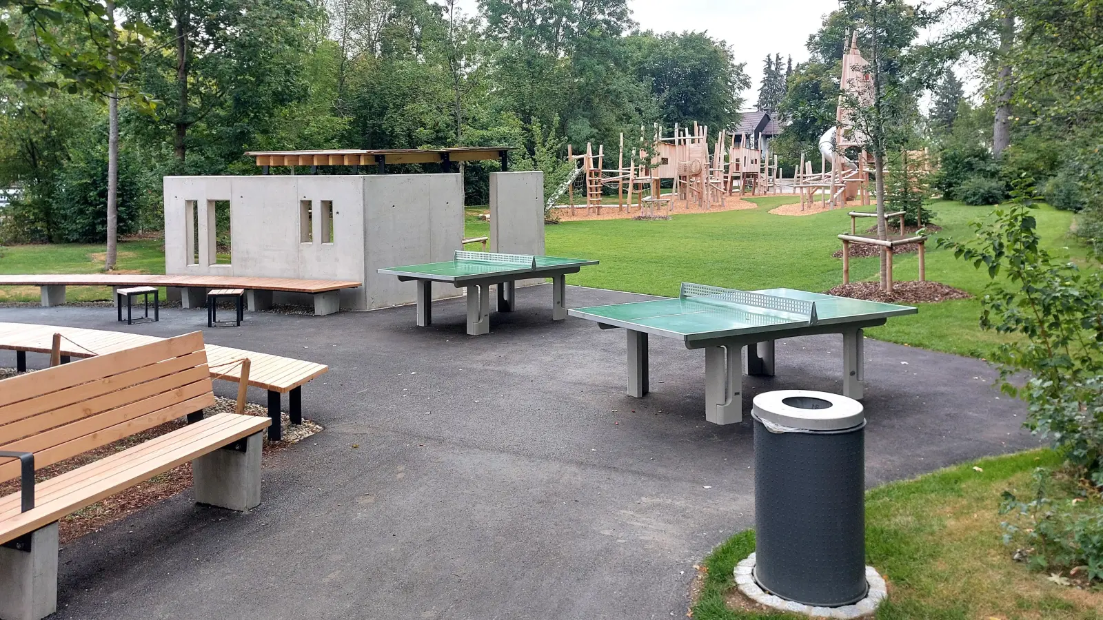 Die Grünanlage in der Adam-Berg-Straße ist neu gestaltet worden: Auf rund 4.200 Quadratmetern gibt es ein vielfältiges Angebot für Spiel, Sport, Spaß und Erholung. (Foto: bas)
