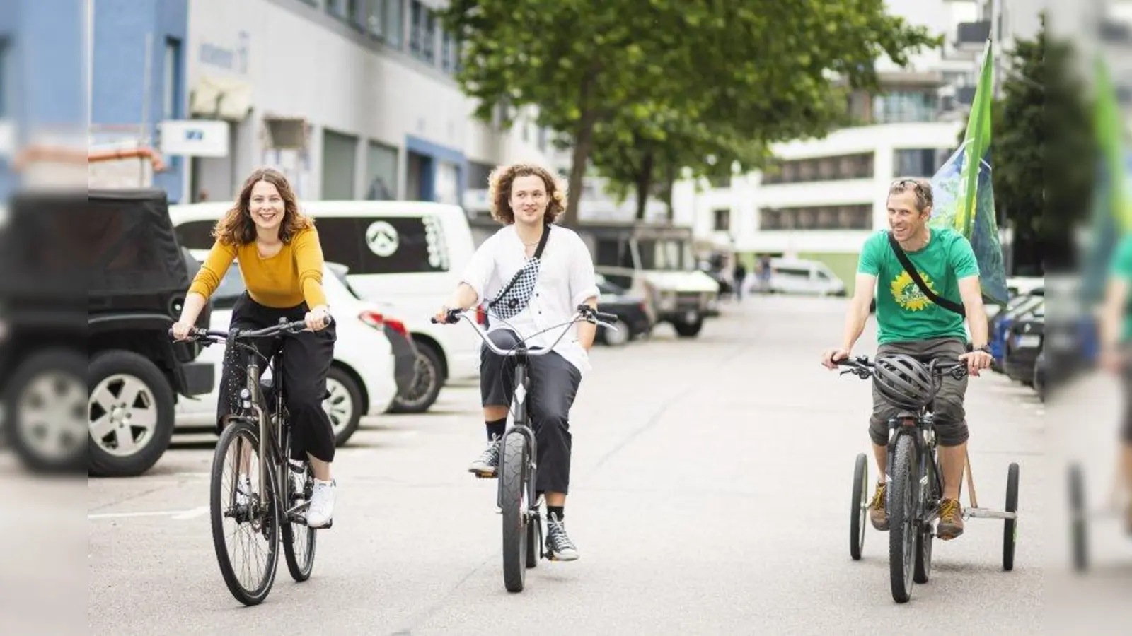 Die Bundestagskandidatin der Grünen, Jamila Schäfer (links), bei der Radtour durch den Münchner Süden. (Foto: Andreas Gregor)