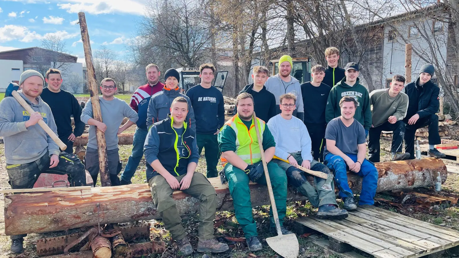 Die Ayinger Burschen haben mit den Vorbereitungen zur Wachhüttenzeit alle Hände voll zu tun. Ab Samstag, 16. März, wird am künftigen Maibaum fleißig gearbeitet und natürlich auch gefeiert. (Foto: hw)