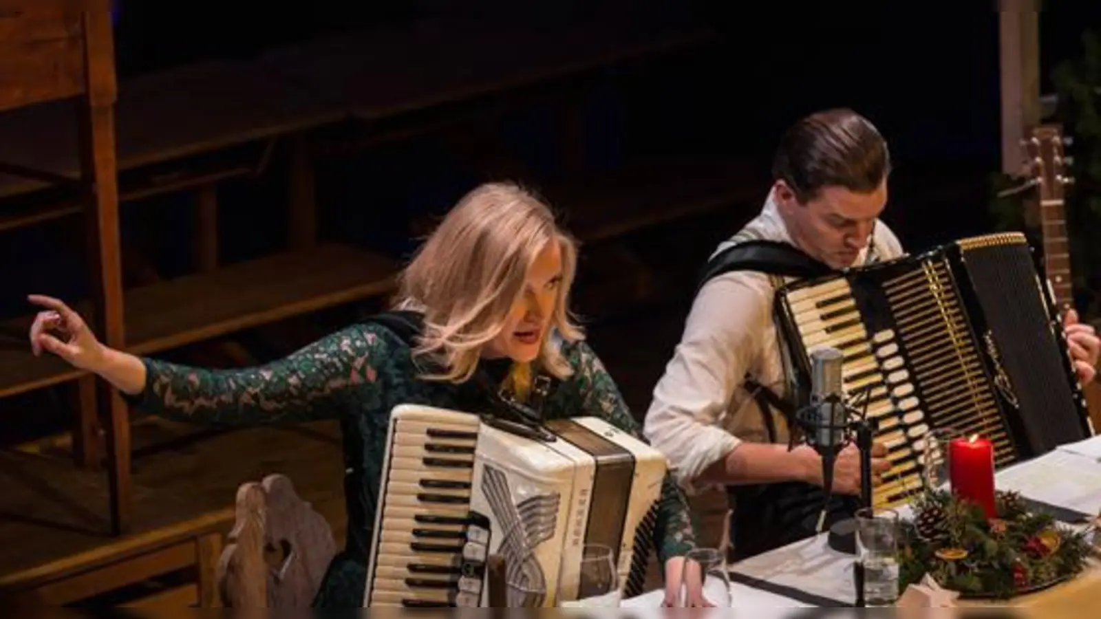 Was wäre, wenn die Weihnachtsgeschicht von Charles Dickens nicht in London, sondern in München spielen würde? Liesl Weapon und Andreas Bittl machen daraus einen unterhaltsamen und auch besinnlichen Abend.  (Foto: Steffen Horak)