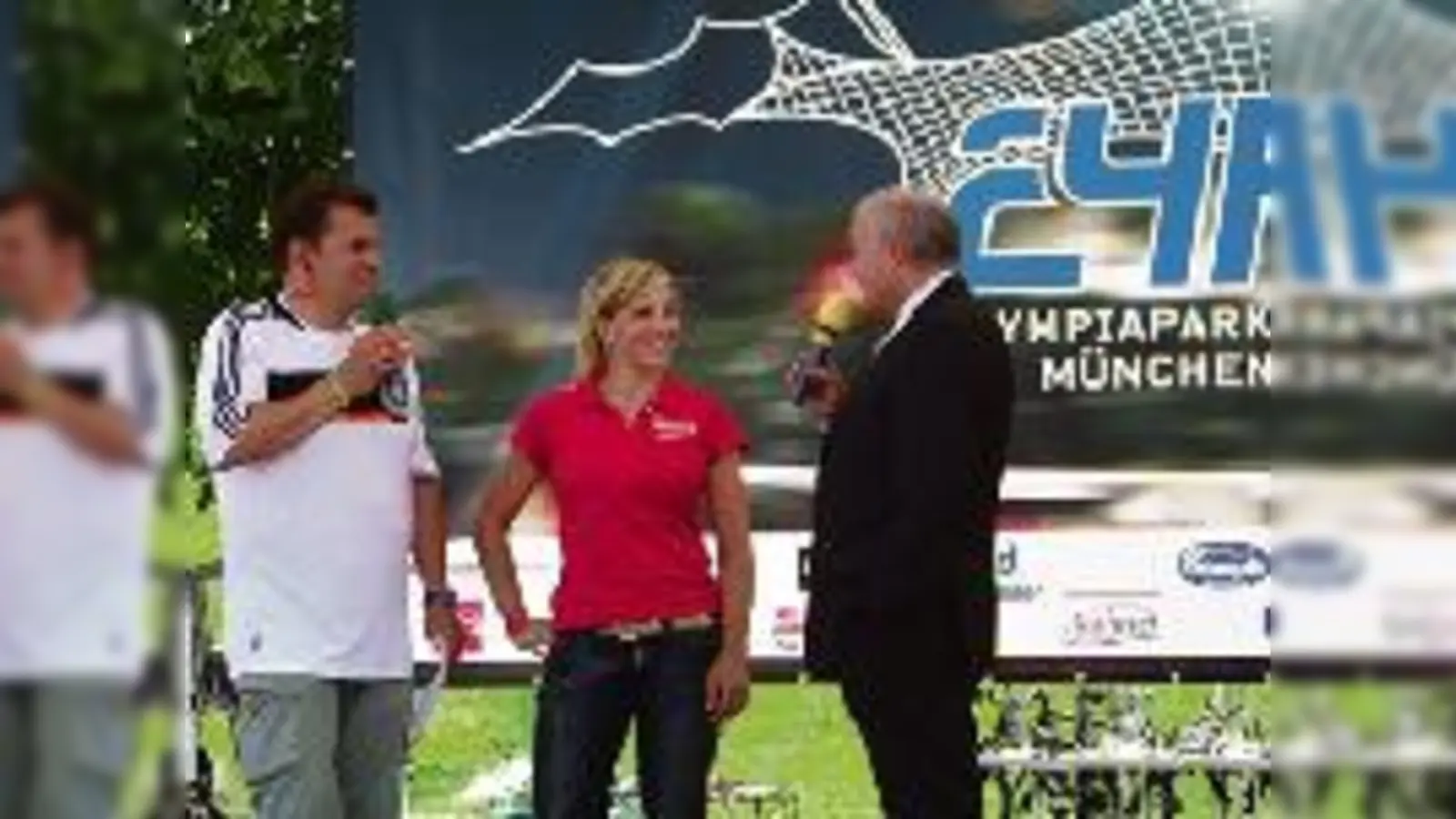 Gut gelaunt: Der bayerische Ministerpräsident Dr. Günther Beckstein (rechts) und Eisschnellläuferin Anni Friesinger im Gespräch mit Moderator Taufig Khalil vom Bayerischen Rundfunk. 	 (Foto: sg)