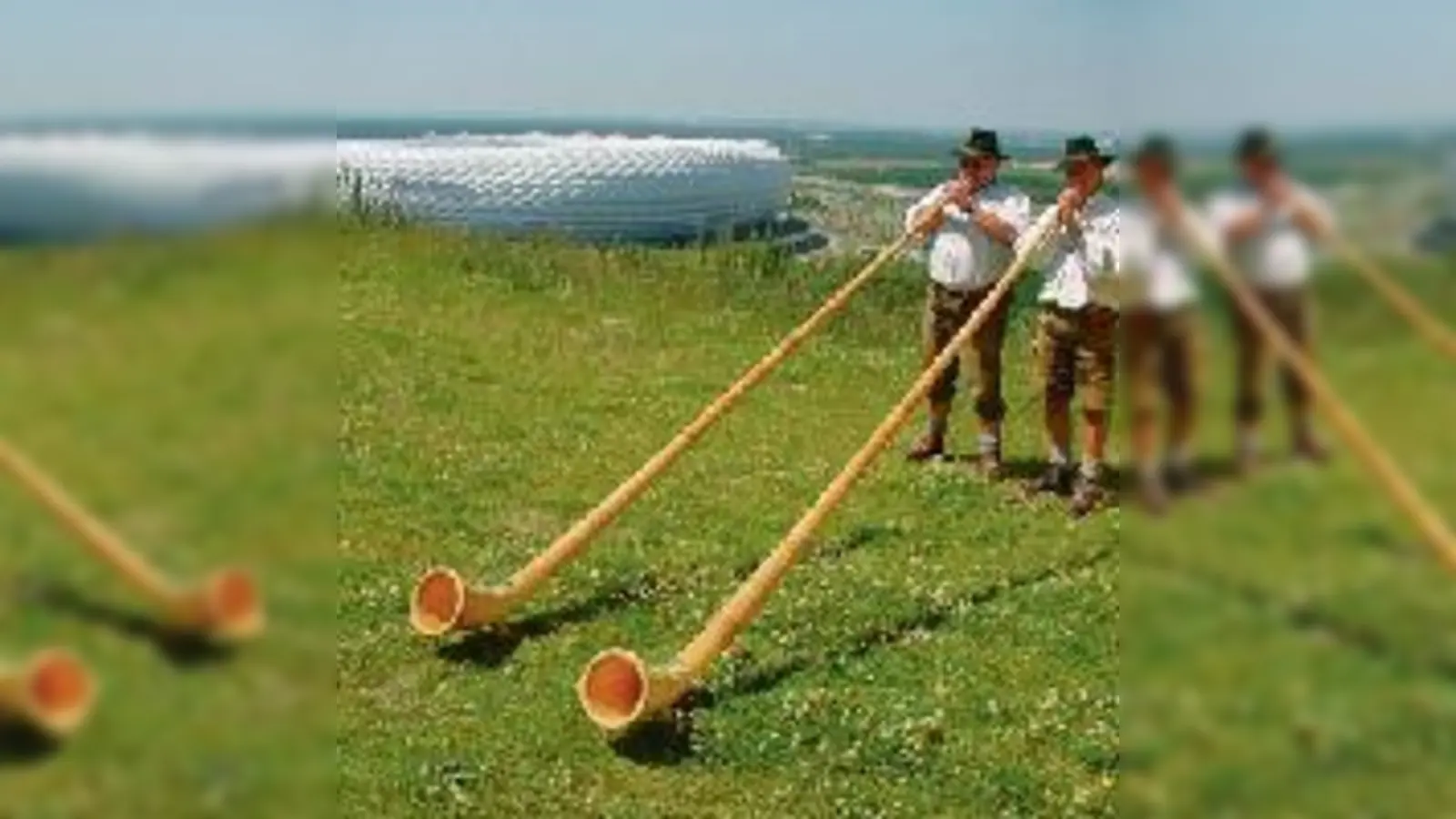 Das Alphorn fühlt sich auch heimisch auf dem Fröttmaninger Berg: G. Herold und W. Wimmer.  (Foto: Privat)