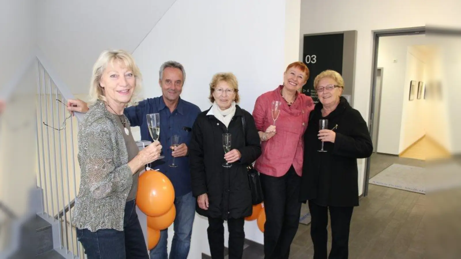 Die Organisatoren der Kultüren, Maximiliane Eibl (l.) und Rudolf Hassenstein, zusammen mit Ute Kaiser (Mitte), Mitglied im Bezirksausschuss Neuhausen-Nymphenburg (BA 9), Christiane Wetzels (2.v.r.), Stadtbereichsleiterin München-West der Vhs, und Ingeborg Staudenmeyer, der ehemaligen Vorsitzenden des BA 9, bei der Eröffnung der 13. Kultüren. (Foto: sb)