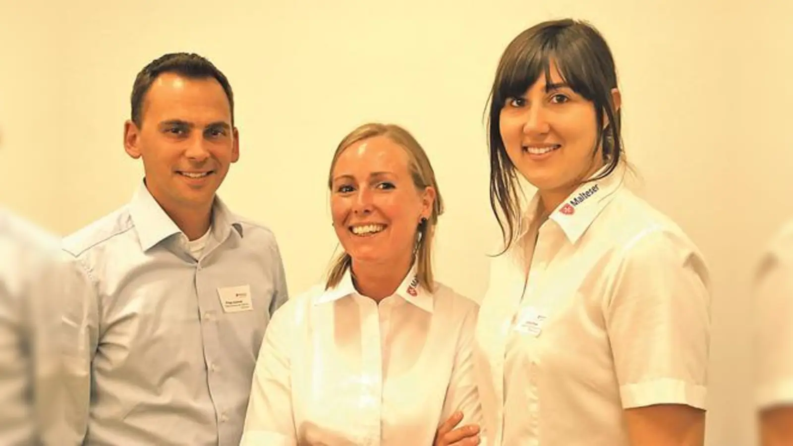 Philipp Jaszinski, Dienststellenleiter der Malteser in der Gliederung München und Veronika Moser, Leiterin soziales Ehrenamt bei Malteser in München (re.), gratulierten Elisabeth Mauro zur Eröffnung der Fachstelle für pflegende Angehörige.  (Foto: W. Horleman)