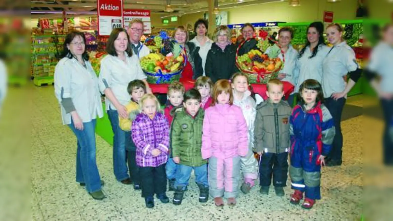Das Team vom Pasinger HIT-Markt überreichte den Kindergartenkindern und ihren Betreuerinnen jeweils einen prall gefüllten Korb mit frischem Obst. (Foto: ls)