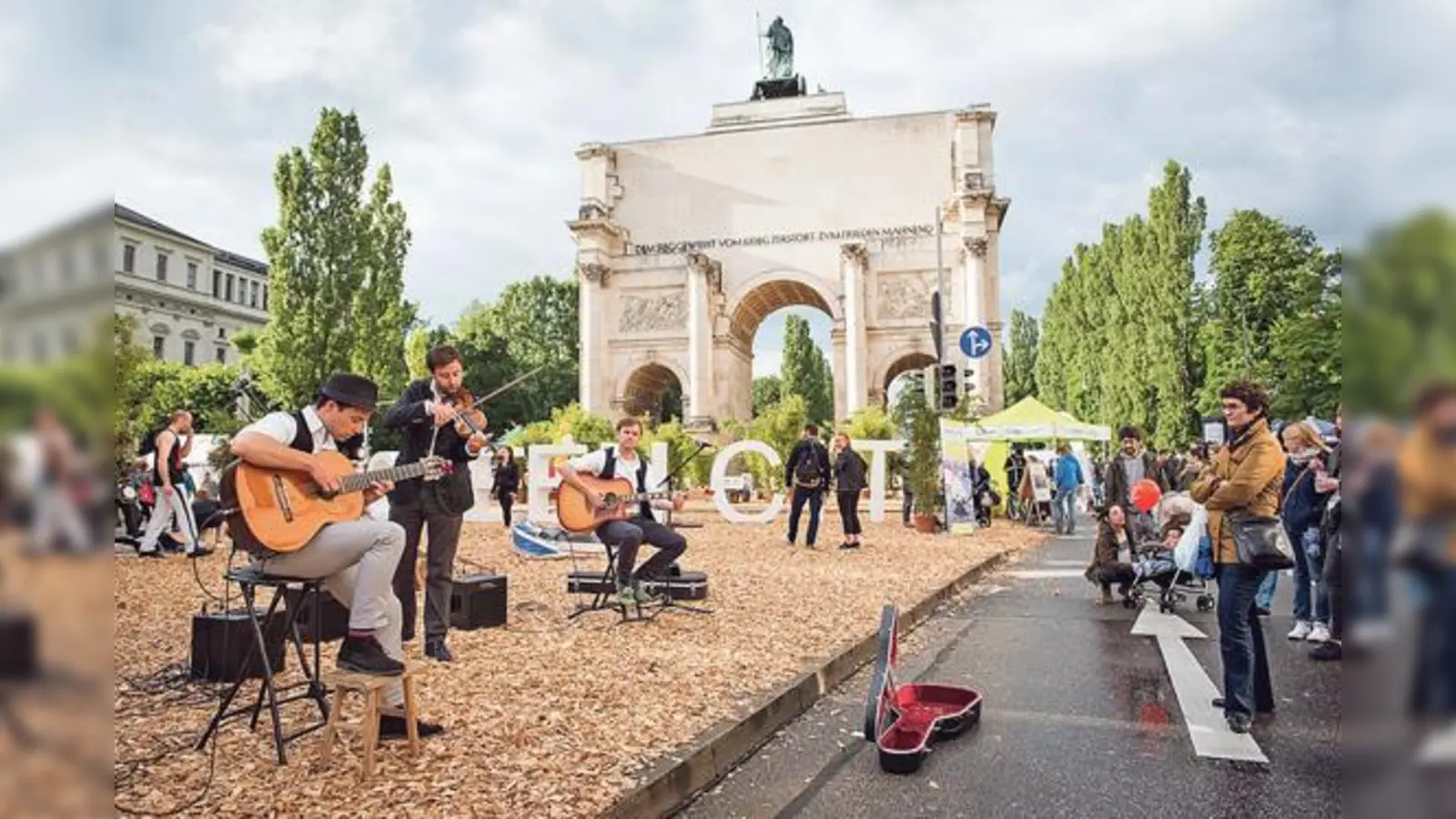 Party unterm Siegestor: Statt Straßenverkehr herrscht auf Ludwig- und Leopoldstraße Feierlaune.	 (Foto: Jonas Nefzger/GreenCity)