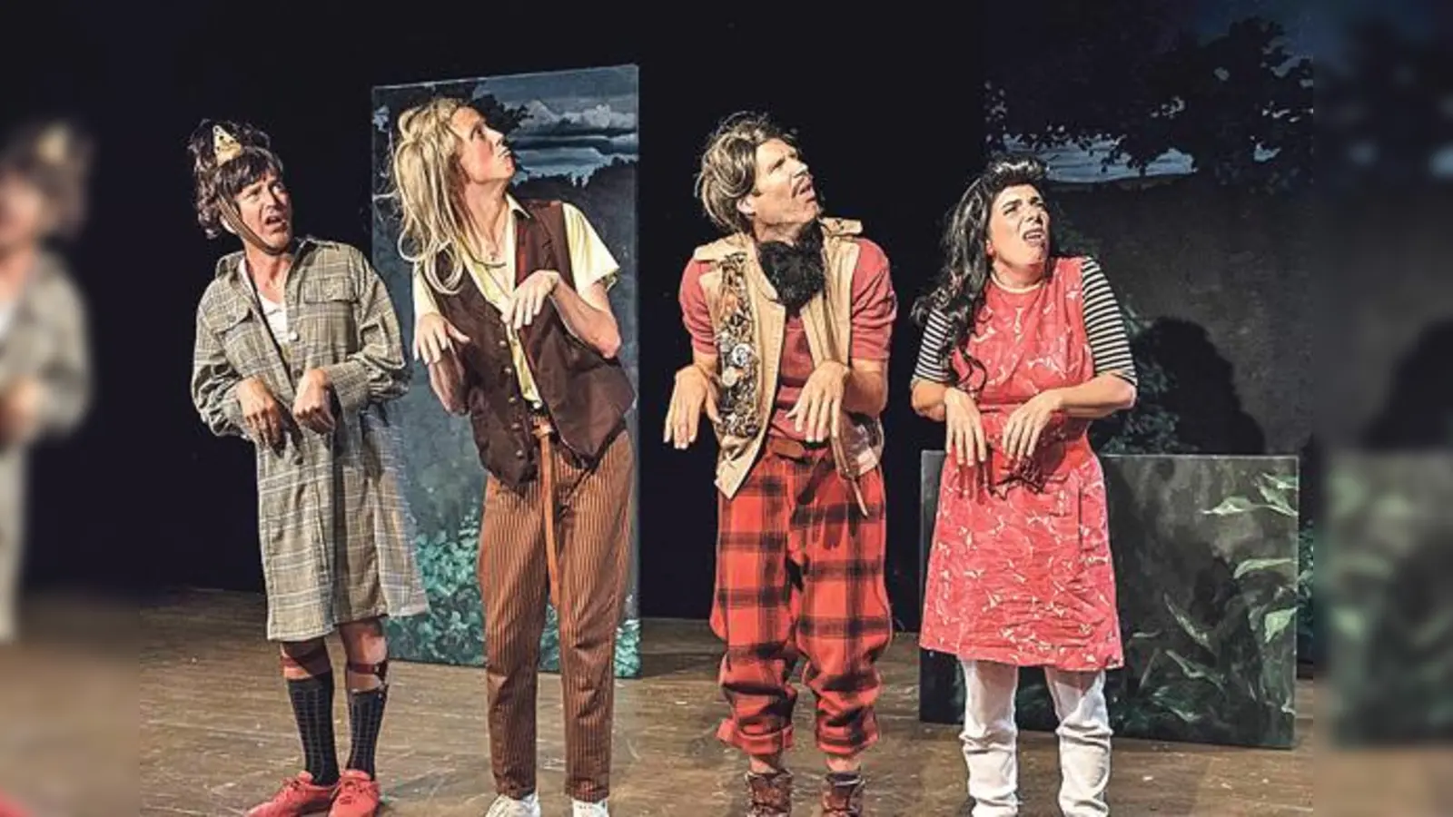 Vier Schauspieler kämpfen sich durch den Grimmschen Märchenwald.	 (Foto: Franz Kimmel)