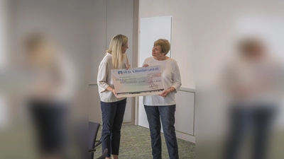 Lisa Stritzl-Goreczko (rechts) von der Elterninitiative Krebskranker Kinder nahm aus den Händen der Präsidentin des Lionsclubs Aschheim Herzog Tassilo III., Andrea Albrecht, einen Spendenscheck entgegen.  (Foto: Bernhard M.Bartsch)
