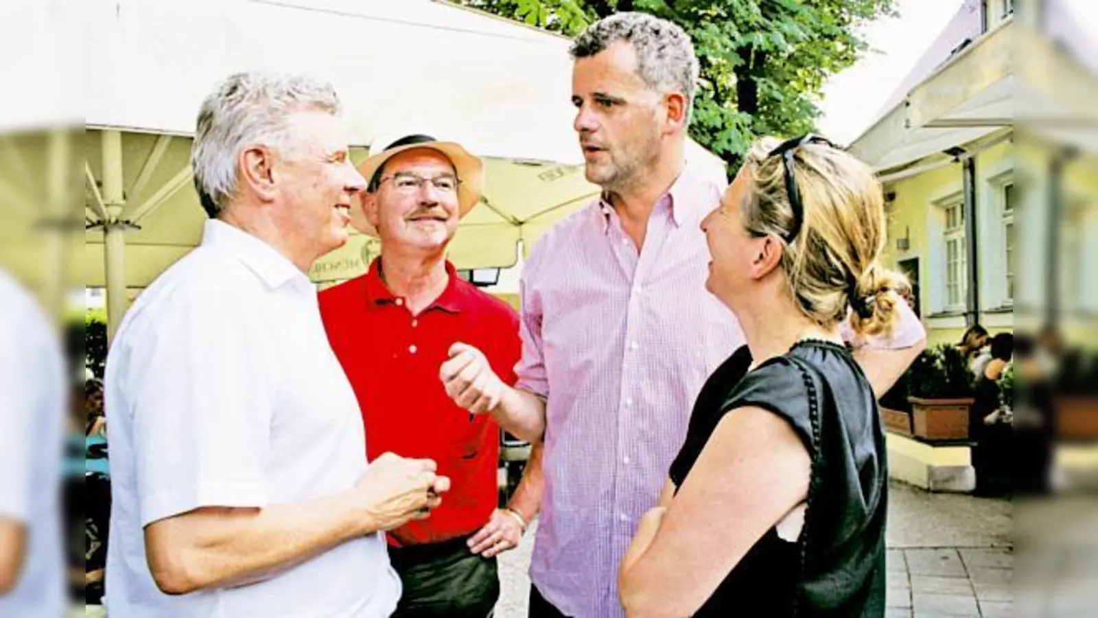 Ins Gespräch vertieft: OB-Kandidat Dieter Reiter, Stadtrat Alexander Reissl, Wirt Christian Härtl und SPD-Ortsvorsitzende Julia Schönfeld-Knor (v. l.)  (Foto: ws)