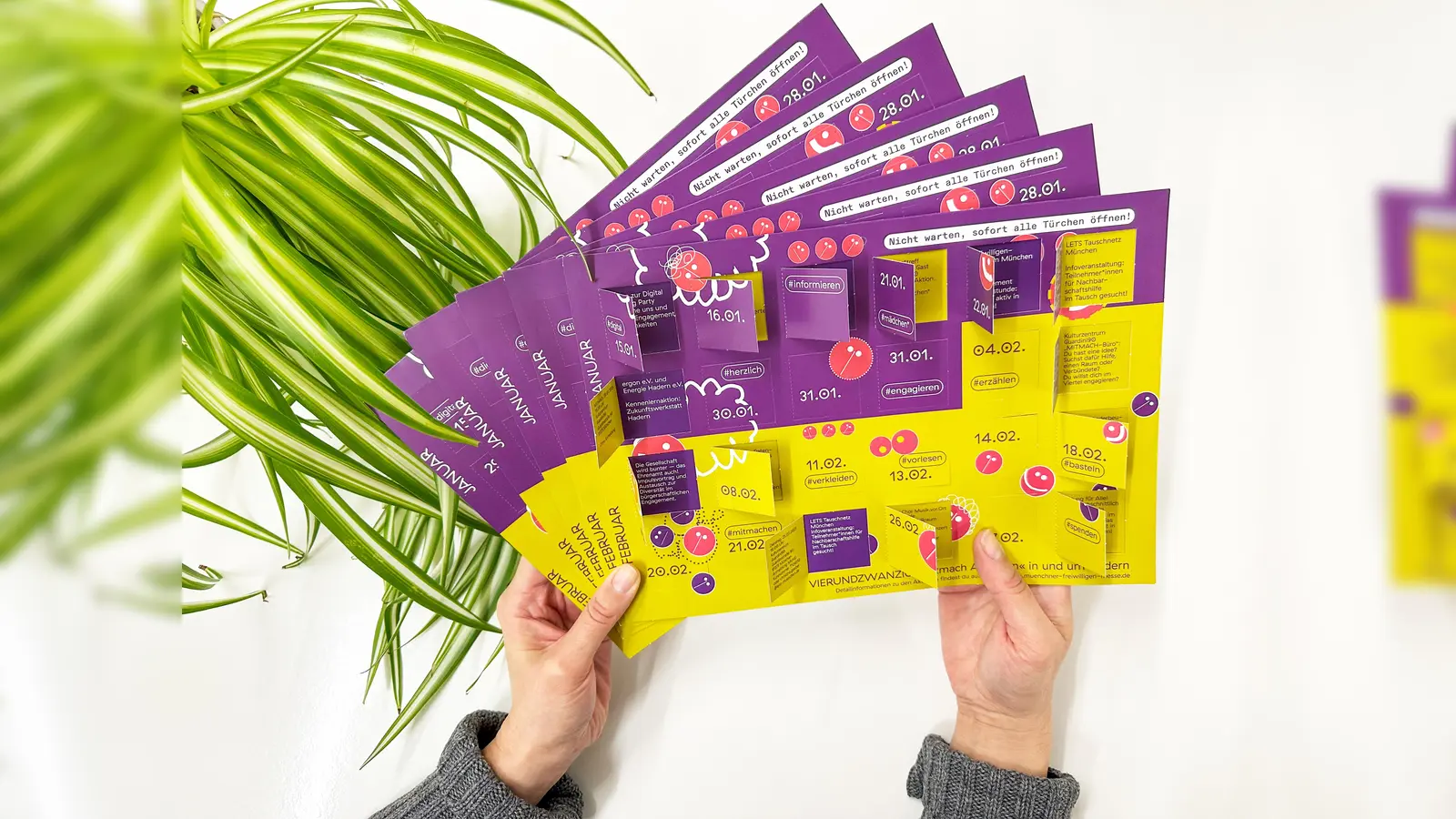 Spannend: Hinter den Türchen des Mitmach-Kalenders verbergen sich die Aktionen im Stadtviertel. (Foto: Barbara Donaubauer/Guardini90)