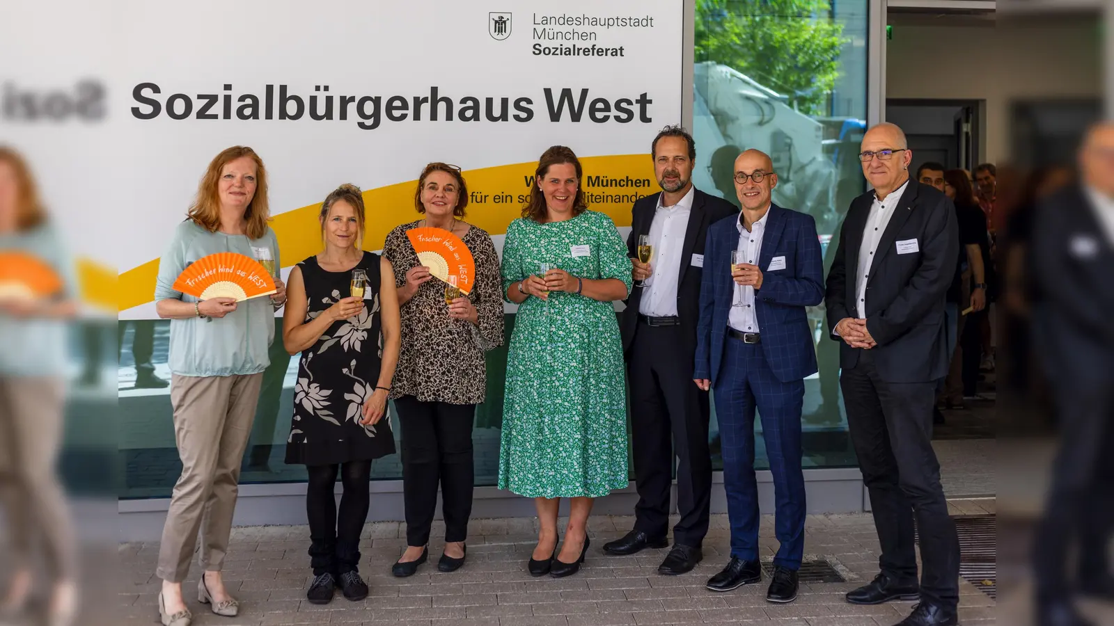 Eröffnung des Sozialbürgerhauses West mit (v.l.) der Leiterin Soziales Sozialbürgerhaus Nicola Kummer, Sozialreferentin Dorothee Schiwy, der Leiterin Sozialbürgerhaus Sabine Nowack, der 3. Bürgermeisterin Verena Dietl, Vermieter Olav Janssen, dem zweitem Geschäftsführer Jobcenter München Wolfgang Rappl und dem BA-Vorsitzenden Frieder Vogelsgesang. (Foto: Olena Pototzki)