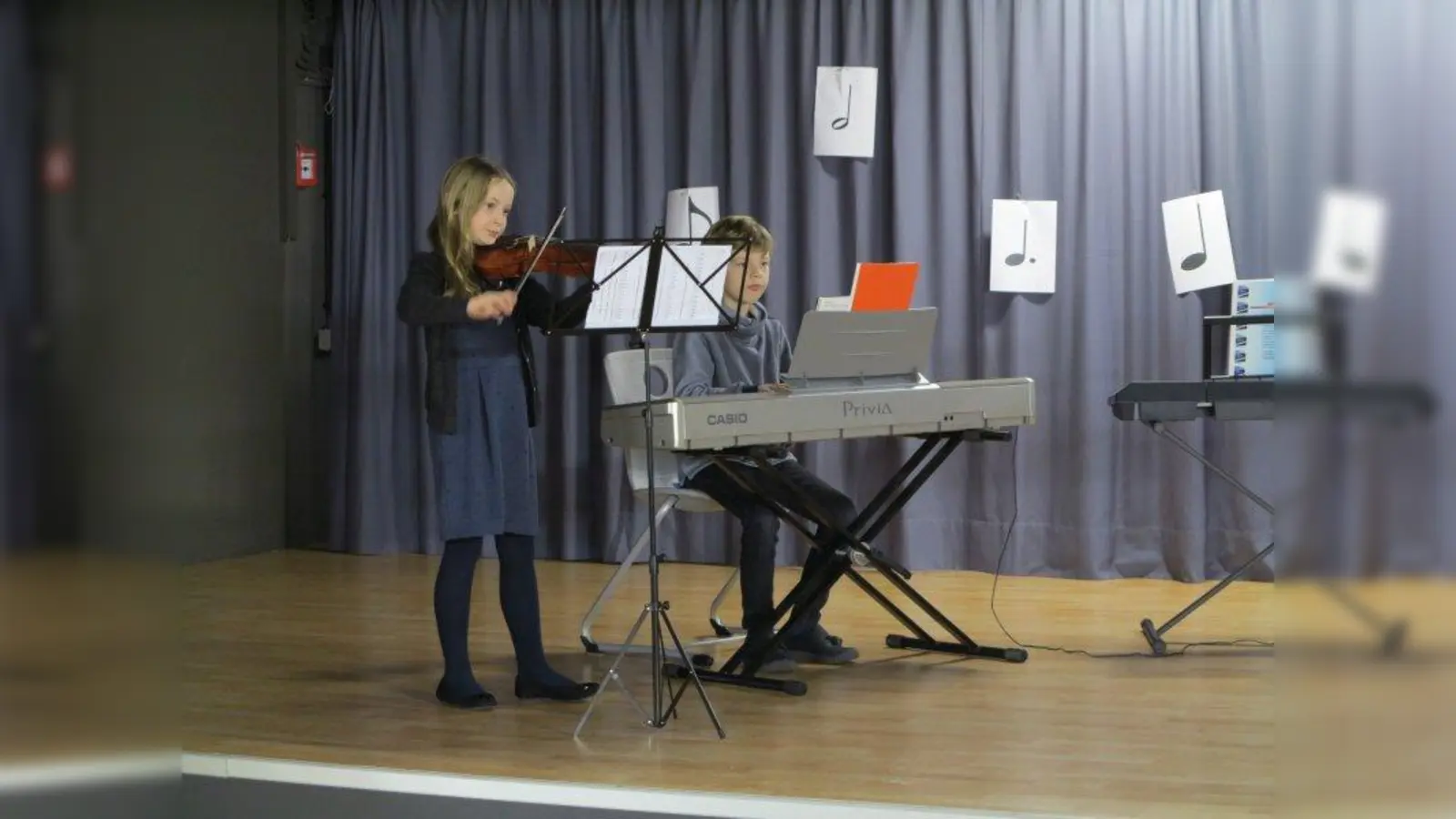 Vielfältig war das Repertoire der jungen Musiker. Von bekannten Volks- und Kinderliedern wurde der Bogen über die verschiedenen Epochen der Musikgeschichte bis hin zu zeitgenössischer Rockmusik geschlagen. (Foto: Grundschule an der Gilmstraße)