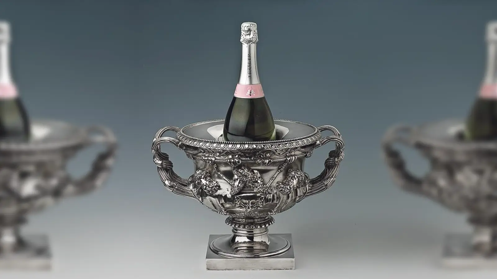 Inspiriert von der Antike: Verkleinerte Nachbildung der Warwick-Vase als Sektkühler (Original Marmor, 2. Jh.  n. Chr.) , William Bateman, London, Silber, 1837, Leihgabe Sammlung »Arcadia ca. 1800«.        (Foto: © Staatliche Antikensammlungen und Glyptothek)