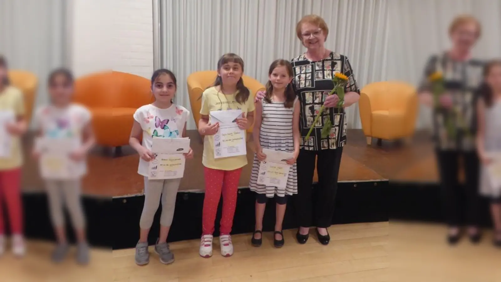 Die 2. Bürgermeisterin Monika Modrow-Lange gratulierte den kleinen Siegern beim Lesewettbewerb. (Foto: VA)