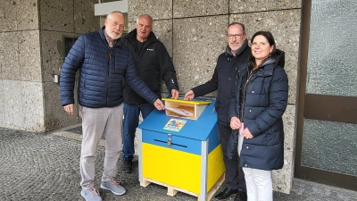 Sammeln für Kinder in der Ukraine: Herbert Franz (Eiscafé); Christian Hempel (Kinderhilfe mobil gGmbH), Brgm. Christoph Schmid und Susanna Schneider (Raiffeisenbank). (Foto: Gem. Holzkirchen)
