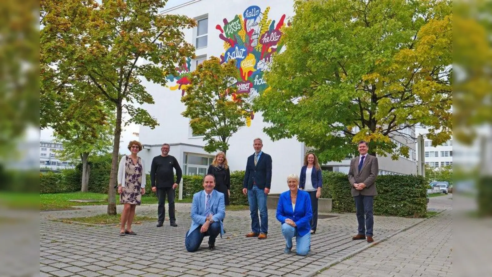 Die Leitungsmitglieder am SDI: Herbert Blank und Gillian Marginson (beide vorne) sowie (hinten, von links) Prof. Dr. Pilar Salamanca, Stefan Broschwitz, Sabine Arnold-Althoff, Prof. Dr. Florian Feuser, Dr. Sabrina Zankl und Prof. Dr. Andrew Williams. (Foto: SDI)