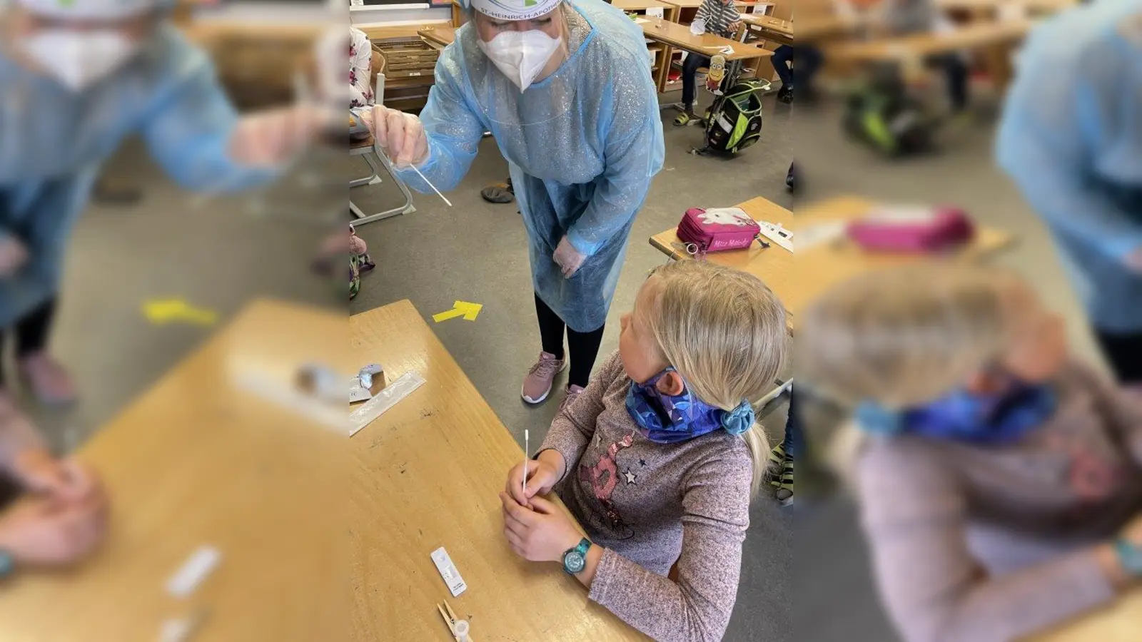 Hilfestellung bei den Corona-Selbsttests: Die Mädchen und Buben der Fernpaßgrundschule sind inzwischen richtige Profis. (Foto: Mirjam Rodrigues)