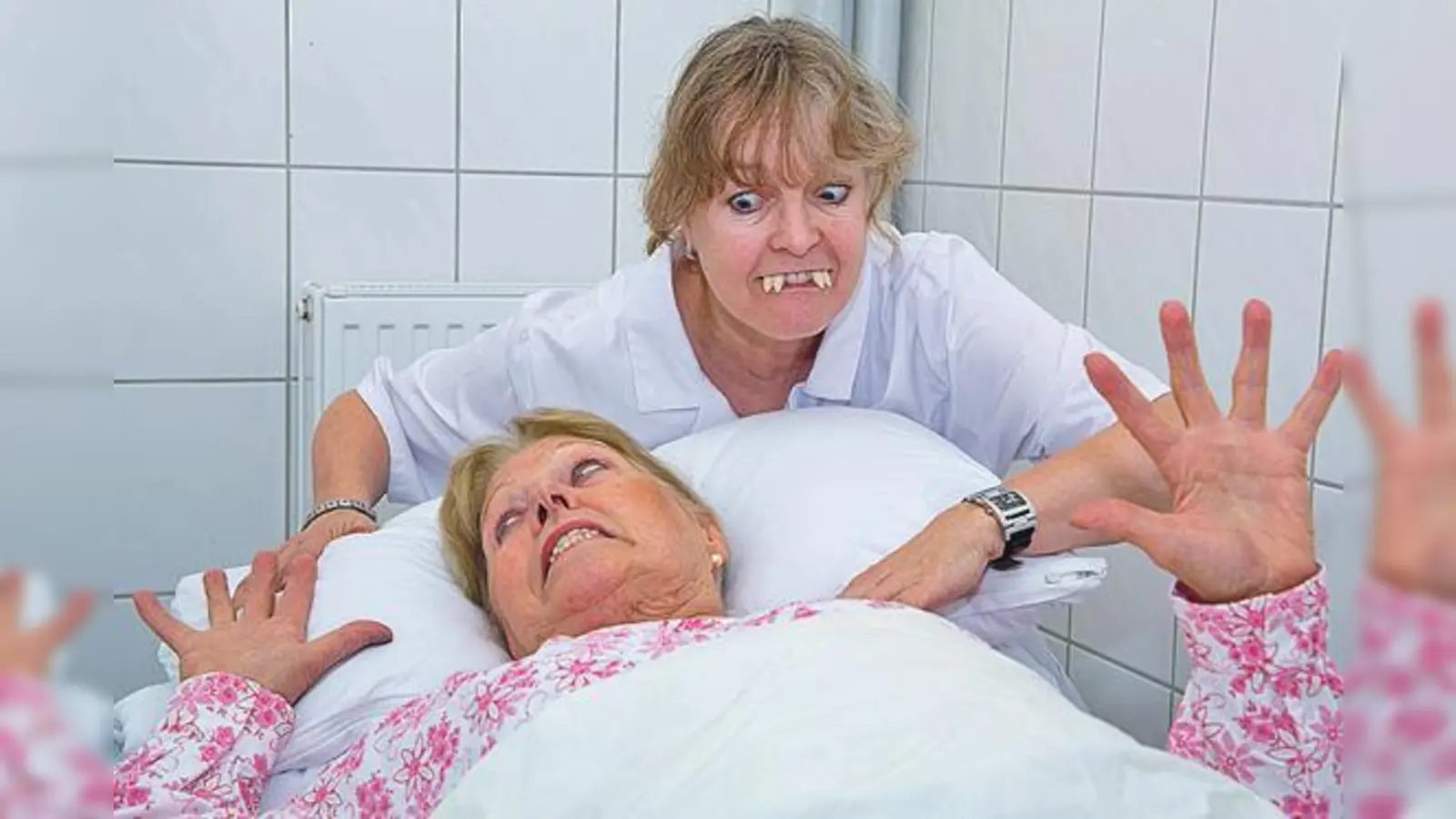 Wenn die Schwester bei der Blutabnahme zum Vampir wird hat der Theaterverein seine Hände im Spiel. 	 (Foto: VA)