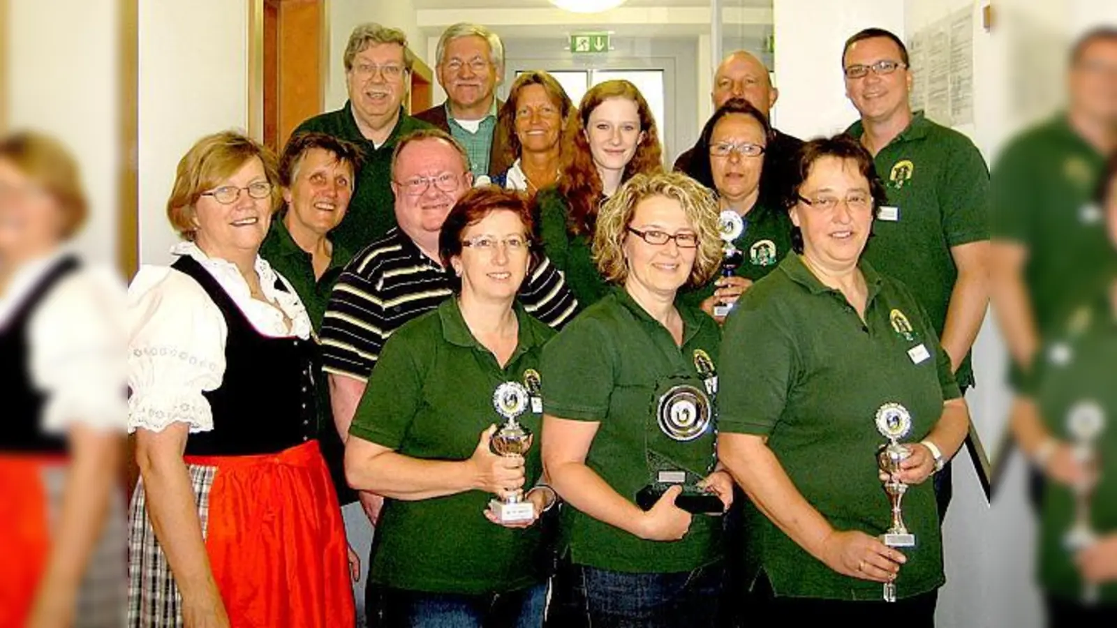 Sieger: v.l.n.r. vorne: Bärbel Springmann,  Rosi Andraschko, Werner Sommer, Christa Hauer, Kerstin Janson, Karin Karner.  (Foto: Enno Springmann, Bürgermeister van der Weck, Heidi Riphaus, Helene Cronacher, Rosi Weber, Wolfgang Köstler, Andreas Janson.)
