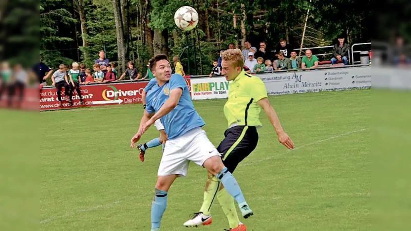 Ein hart umkämpftes Duell lieferten sich die Spieler des SV Zamdorf (blaues Trikot) gegen den SV Waldperlach.	 (Foto: SV Zamdorf)