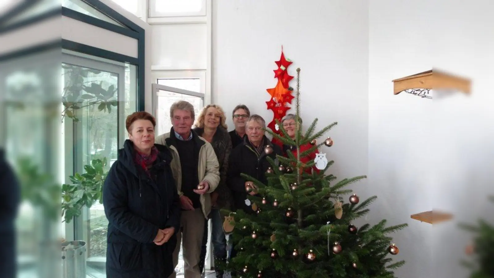 Miriam Adolf-Betz, Max Gum Bauer, Gabriele Fink, Florian Zeller und Peter Heizer (v.l.) übergaben den Christbaum der stellv. Heimleitung Hildegard Thaler (r.). (Foto: FWD)