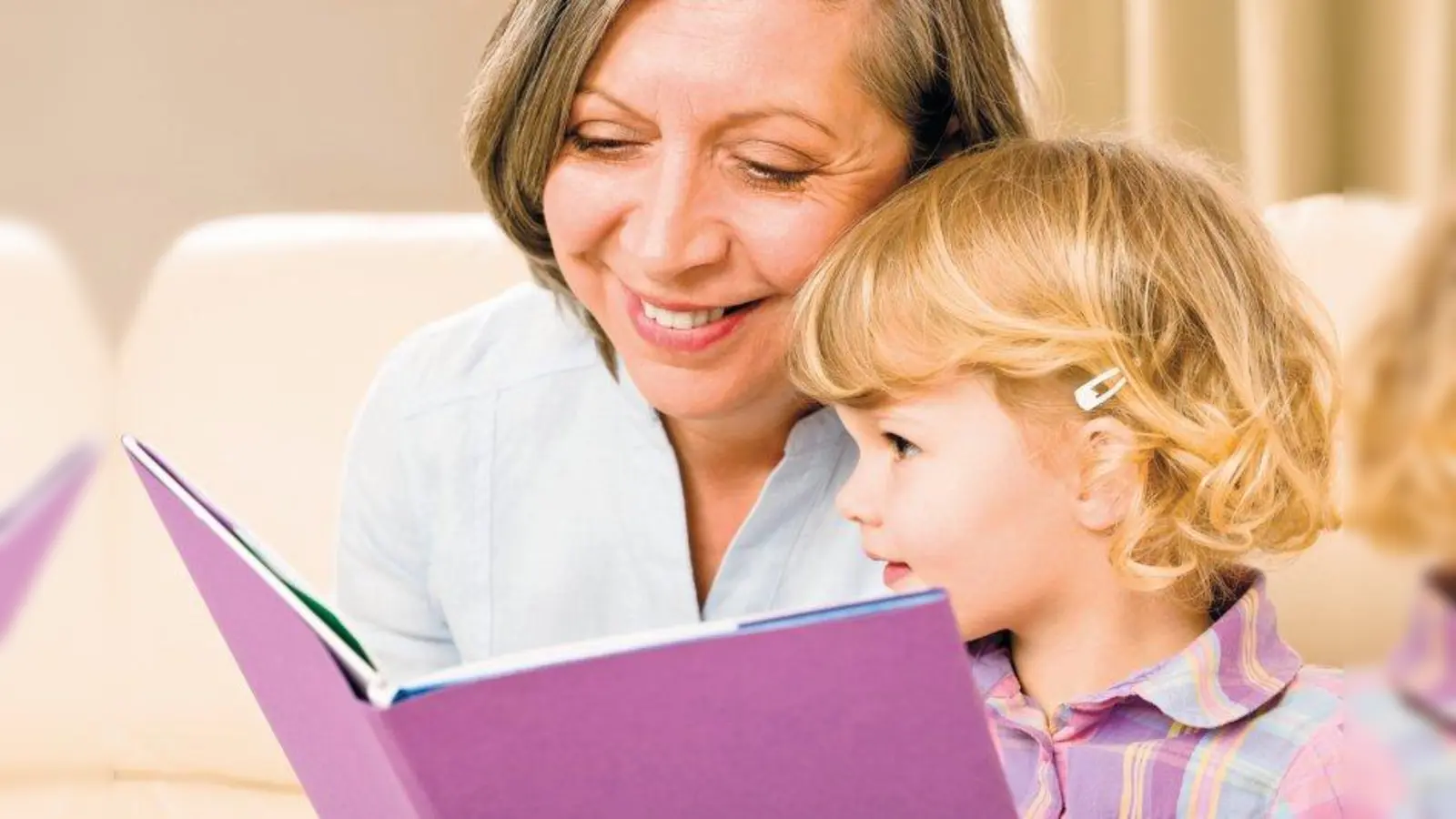 Gemeinsame Stunden mit der Oma sind immer eine Freude (Foto: Shutterstock.com)