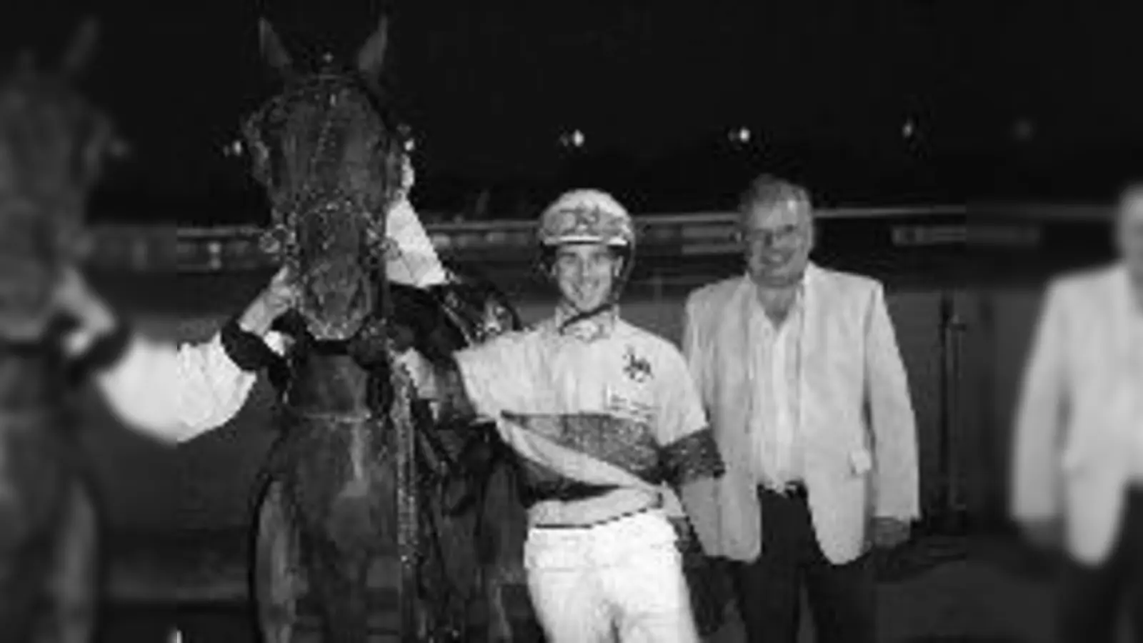 Erstes Rennen und gleich gewonnen: Robert Pletschacher mit Expert Diamant. Daglfing-Vizepräsident Hannes Sporer gratulierte.	  (Foto: Verein)