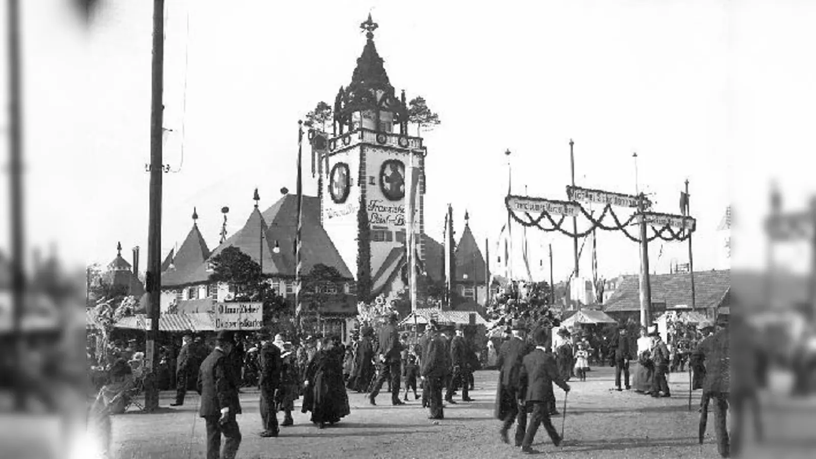Ozapft is”: Die Wiesneröffnung durch den amtierenden Oberbürgermeister findet seit 1950 in der Schottenhamel-Festhalle statt, das älteste Zelt auf dem Oktoberfest.  (Foto: Die Wiesn, Volk Verlag)