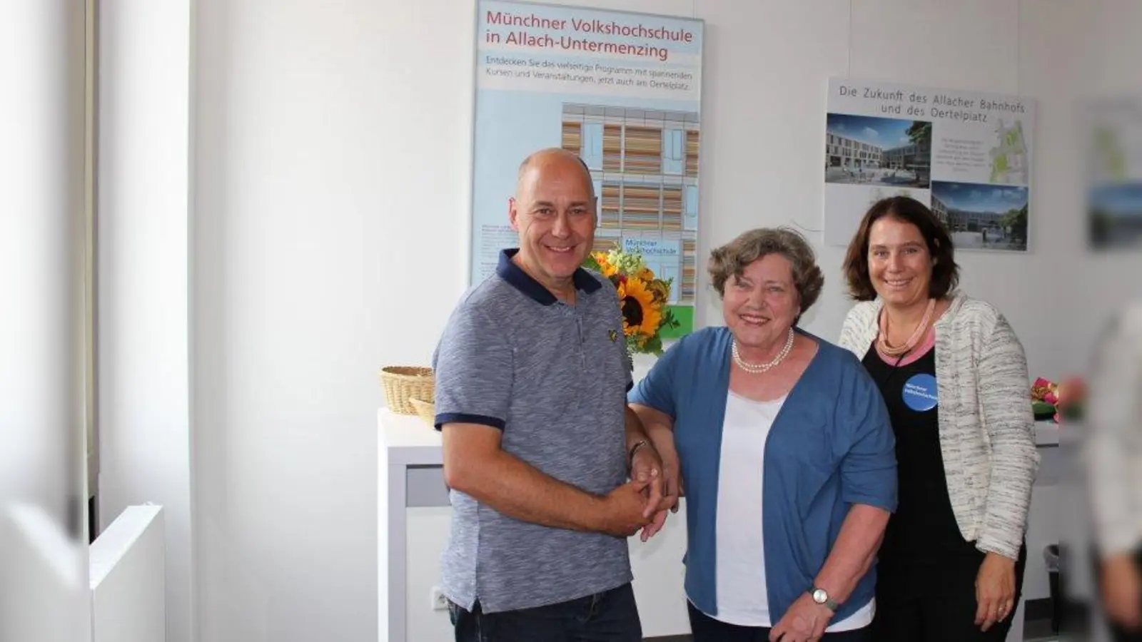 Die Leiterin des neuen vhs-Stadtteilzentrums Allach-Untermenzing am Oertelplatz, Miriam Speckhan (rechts), zusammen mit Stadträtin Heike Kainz, der Vorsitzenden des Bezirksausschusses Allach-Untermenzing (BA 23) und Michael Widl-Stüber, Leiter des vhs-Stadtbereichszentrums West. (Foto: sb)