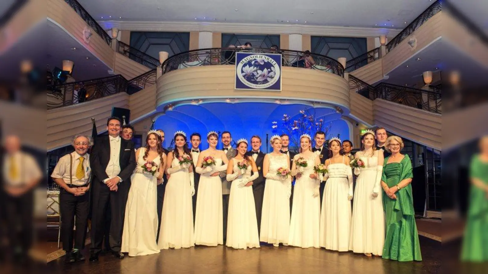 Der Magnolienball im Bayerischen Hof ist alljährlich ein gesellschaftliches Ereignis in München: Das Foto zeigt die Debütantinnen und Debütanten, die den Ball eröffneten, eingerahmt von Peter Simon (Tanzschule Ritmo München) und Ursula Trümper (Organisatorin Debütanten). (Foto: Egon Lippert)
