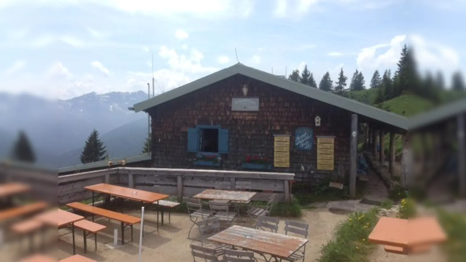 In der Brunnenkopfhütte wird deftiges, bayerisches Essen serviert, das man sich bei einer Pause munden lassen kann. (Foto: Sonja Ullrich)