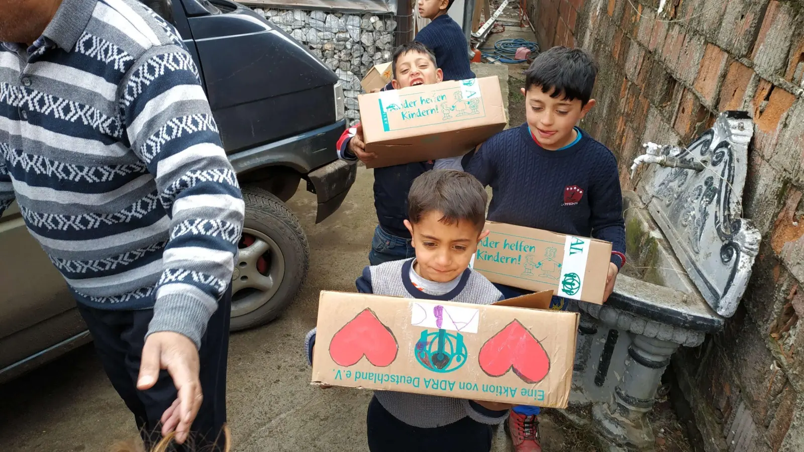 Bei der „Aktion Kinder helfen Kindern!“ sammeln Kinder in Deutschland Geschenke für in Armut lebende gleichaltrige Mädchen und Jungen in Osteuropa zwischen drei und 17 Jahren, wie hier im Kosovo. (Foto: ADRA Deutschland)