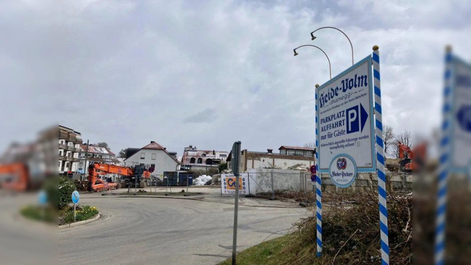 Schon weg: Die Gaststätte Heide Volm ist abgerissen. Nun soll das Grundstück verkauft werden. Damit die Gemeinde Planegg nicht leer ausgeht, beschloss der Gemeinderat eine Vorkaufssatzung. (Foto: us)