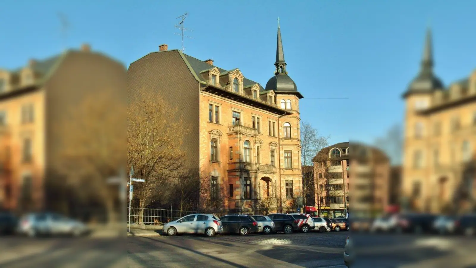 Warum sind auf der Stirnseite des Backsteinbaus in der Schwanthalerstraße 106 keine Fenster? Der KulturGeschichtsPfad liefert die Antwort. (Foto: ah)