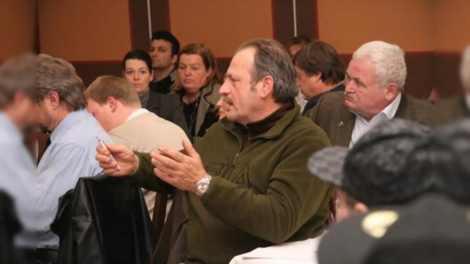 „Wir kämpfen um unsere Existenz. Die jetzt vorgezogenen zusätzlichen Baustellen bedrohen uns. Diese Sorgen müssen Sie mitnehmen“, sprach Adrian Schneider den anwesenden rund 50 Pasinger Gewerbetreibenden aus dem Herzen. (Foto: US)