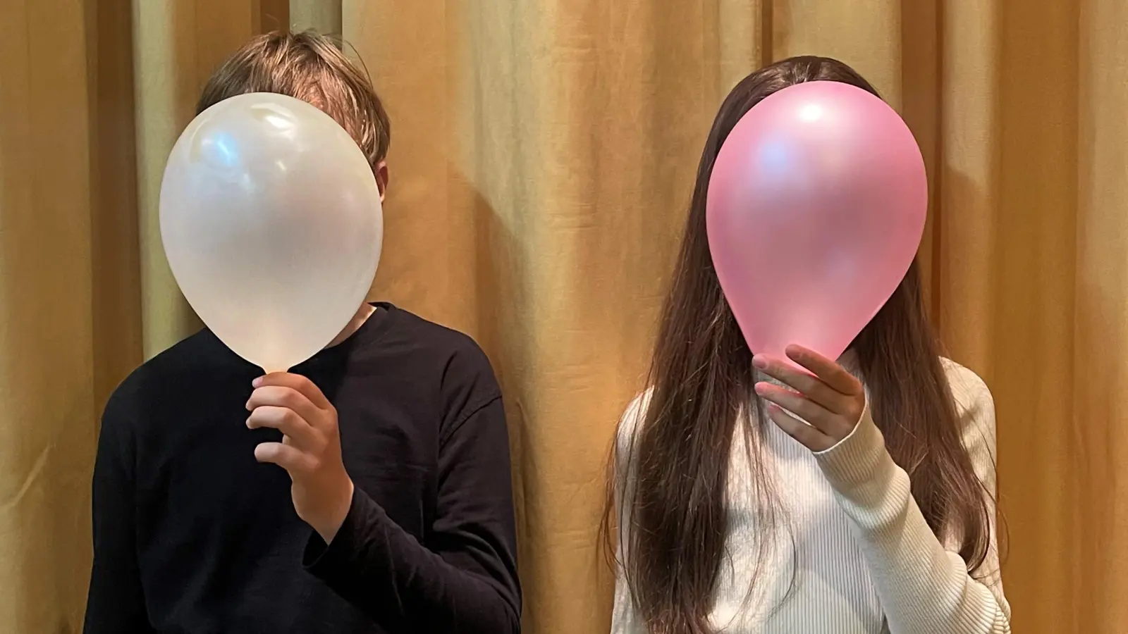 Das Kinderprinzenpaar der Gleisenia Unterhaching freut sich schon sehr auf ihren 1. Auftritt am Freitag. (Foto: hw)