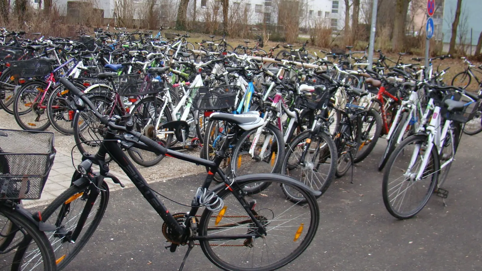 An den S-Bahnhöfen Haar und Gronsdorf werden am 25. August nicht mehr genutzte Fahrräder entsorgt. (Symbolbild: pst)