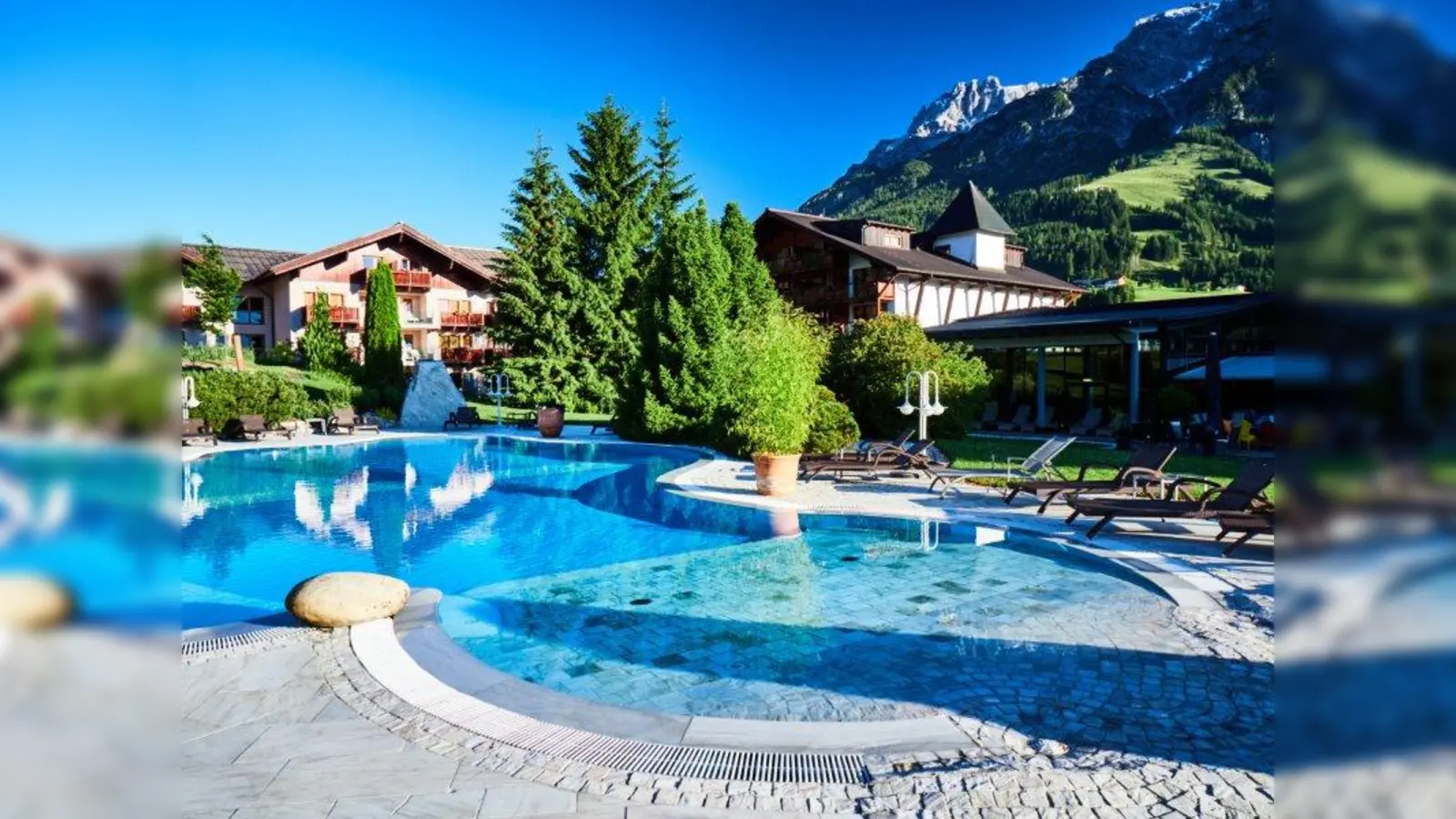 Mitten in der Natur: Das solarbeheizte Freibad lädt ein, den Alltag zu vergessen. (Foto: Krallerhof)