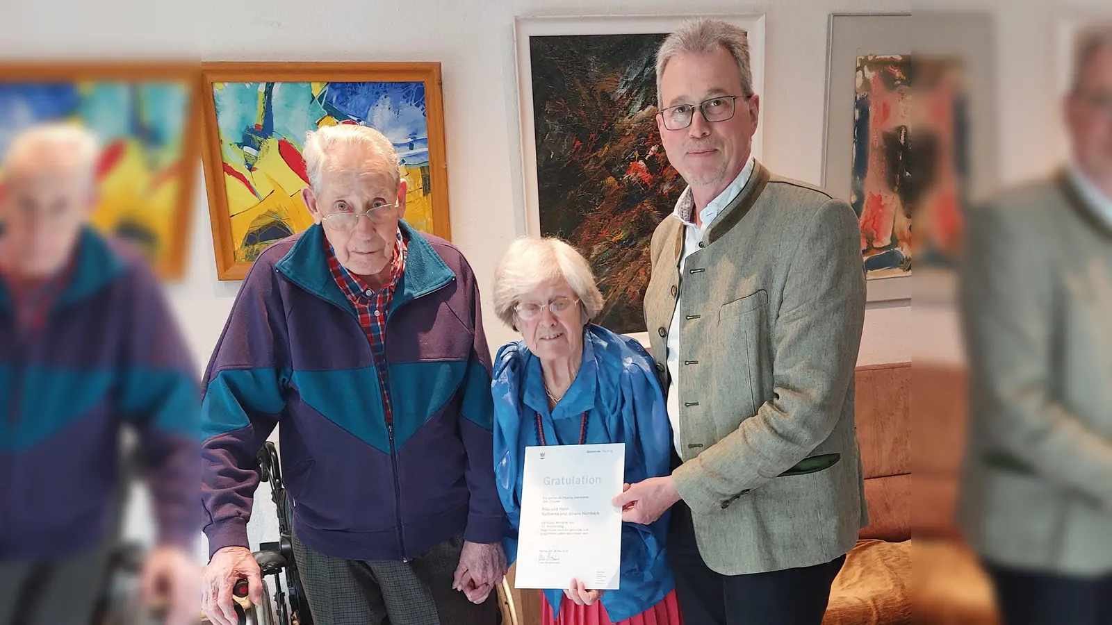 Bürgermeister Rainer Schnitzler überreichte den Jubilaren Katharina und Johann Hombach ein Geschenk der Gemeinde Pöcking. (Foto: Gemeinde Pöcking)