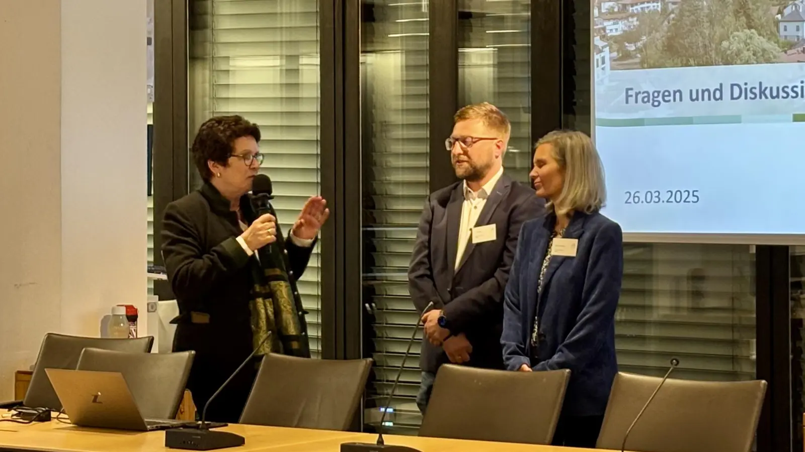 Bei der Informationsveranstaltung zur Kommunalen Wärmeplanung informierten Bürgermeisterin Brigitte Kössinger sowie Tim Hennig und Doris Kömmling von KLIMA³ (v.l.). (Foto: Ulrike Seiffert)