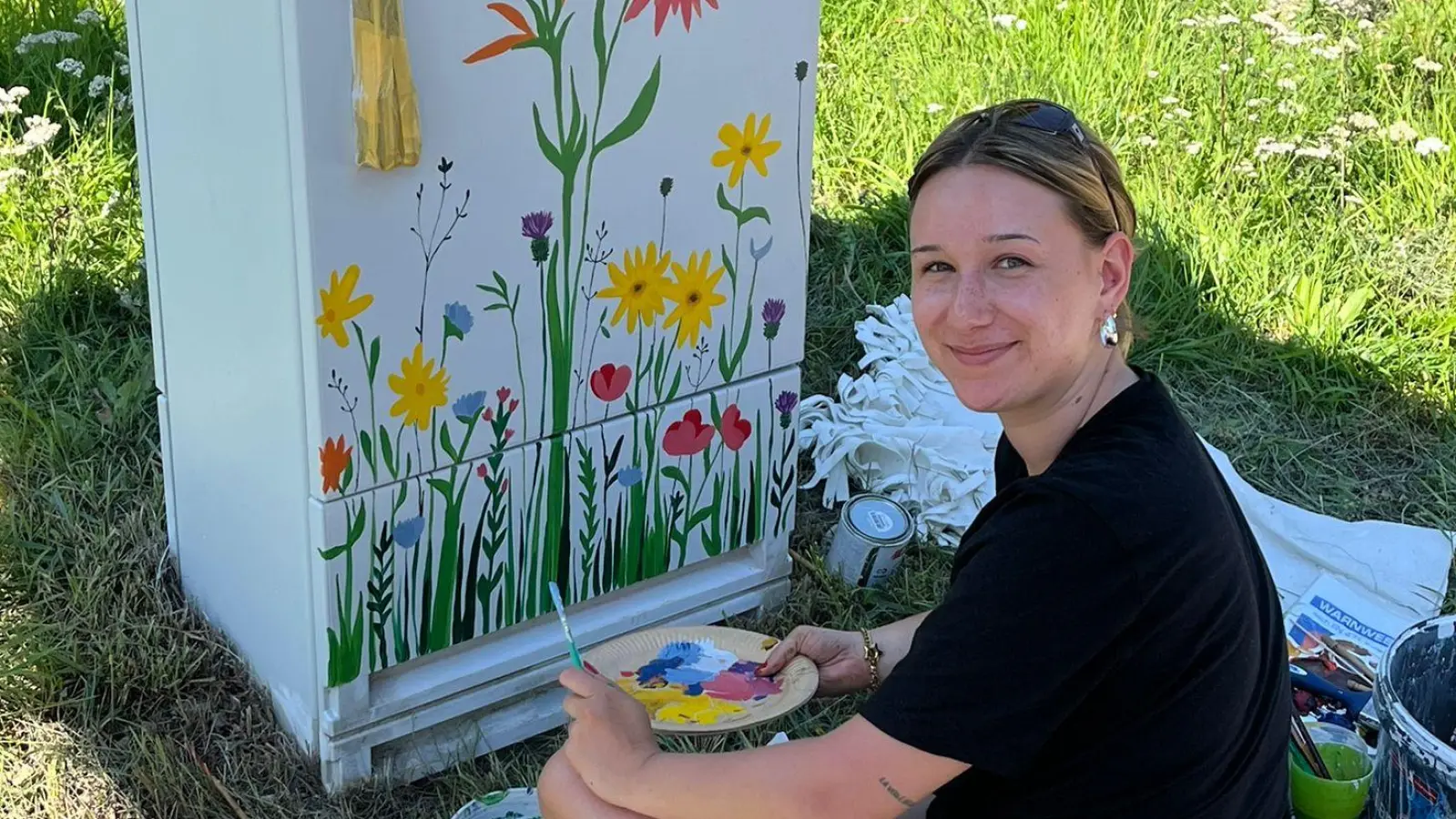 Antonia Ascher verschönert Stromkästen mit blumigen Motiven. (Foto: privat)
