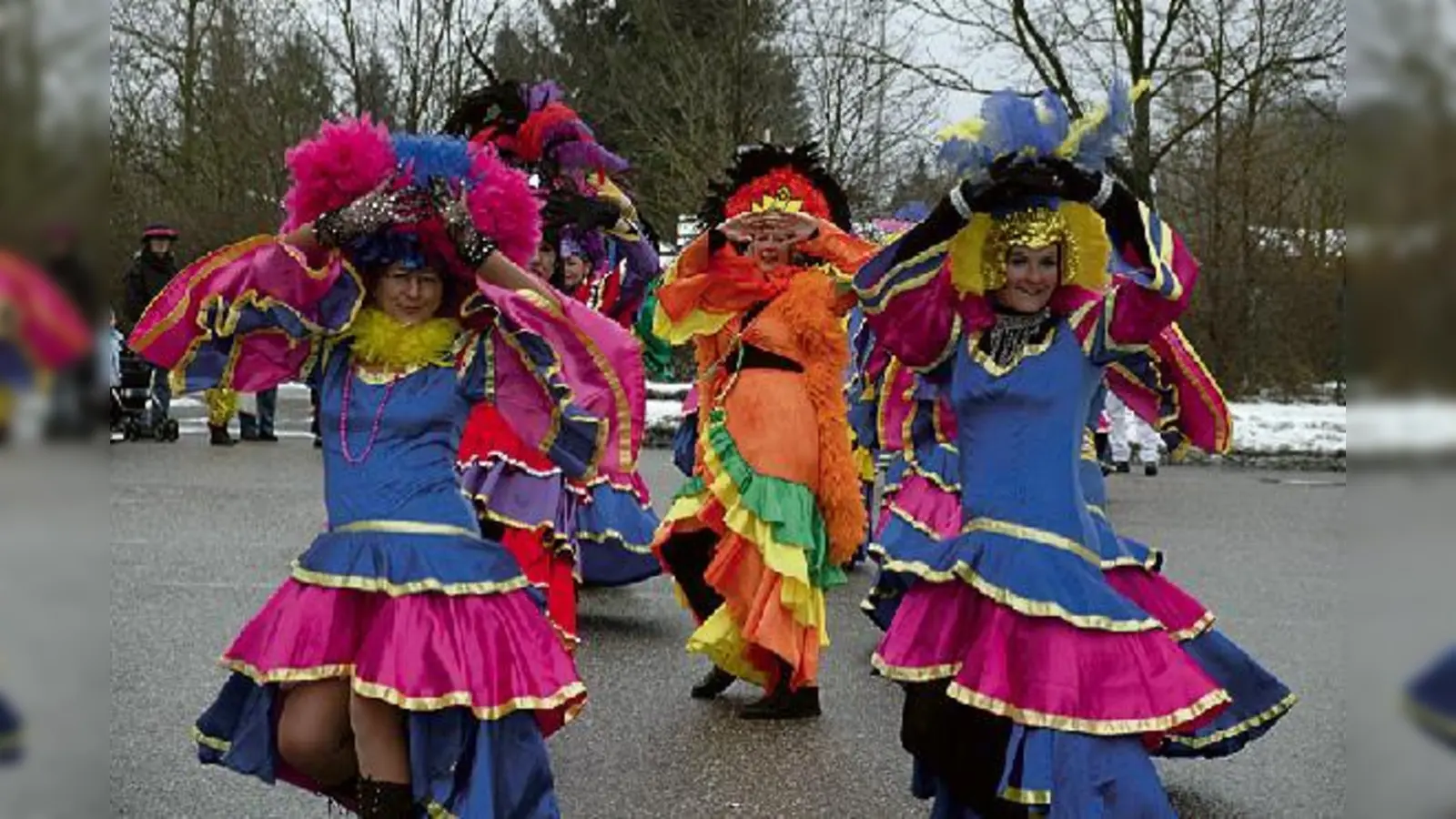 Sorgten für unübersehbare Farbtupfer beim Schleißheiner Faschingsumzug: die Samba-Damen. 	 (Foto: ba)