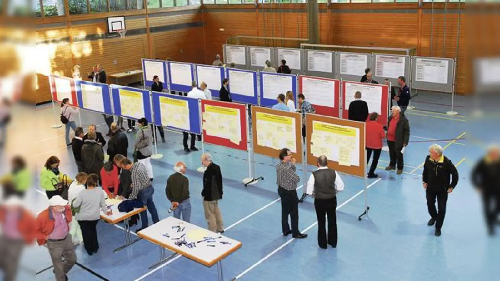 Zahlreiche Bürger nutzten die Gelegenheiten, um ihre Wünsche bei der Gestaltung des Ruf-Geländes am ersten Info-Abend zu Gehör zu bringen.	 (Foto: VA)