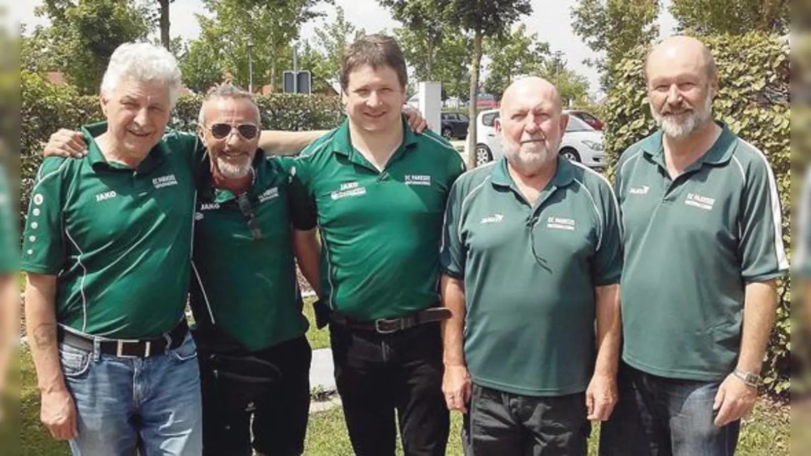 Heinz Hödl, Konrad Schlecht, Roland Geier, Klaus Horstmann und Bernhard Börner (v. l.) vom Tam EC Parksee Herren I steigen in die Bayernliga auf. 	 (Foto: Privat)